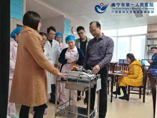 12月18日,我院心电图室阮炳新主任应邀到邕宁区人民医院指导工作。该院医务科李莺莺副科长、心电图室杨少青主任及信息科、设备科相关工作人员的热情接待.jpg