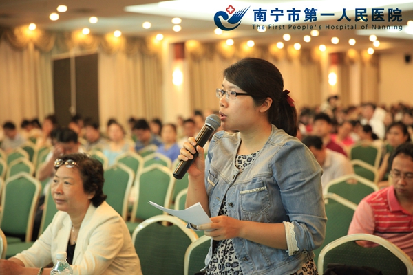 我院药剂科工作人员在研讨会上发言.jpg