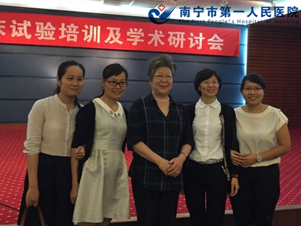 与专家合影留念.jpg