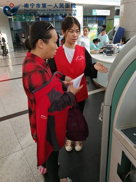 2.志愿者服务现场2.jpg