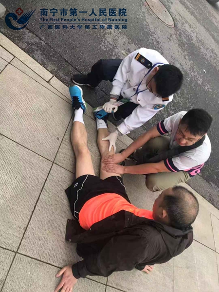 图3__我院医护人员为选手提供医疗服务.jpg