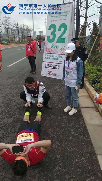 图4__我院医护人员为选手提供医疗服务.jpg