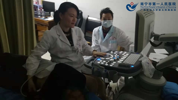 1.我院超声科医师韦柳香下到卫生院B超室给贫困户进行心脏彩超检查.jpg