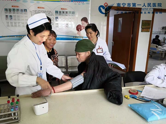 2.我院派驻三塘镇卫生院护理部副主任给贫困户量血压.jpg