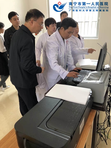 2.我院专家现场指导远程影像诊断操作.jpg