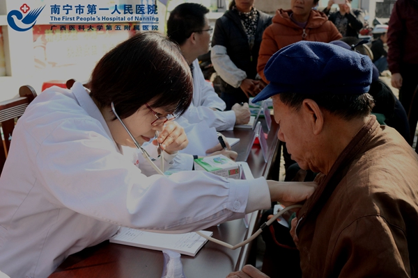 2.医生给患者检查身体.jpg