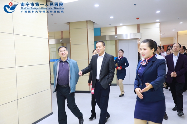 图3:参观体检中心新址.jpg