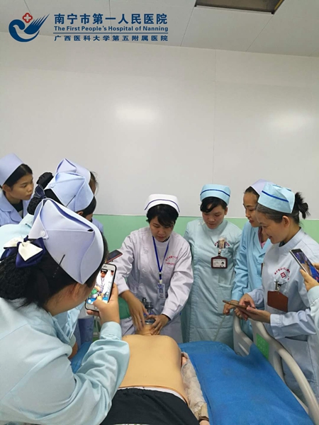 1.我院派驻三塘镇卫生院护理部副主任莫雁指导呼吸囊的使用.jpg