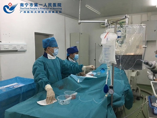 1.李先锋副教授术中指导.jpg