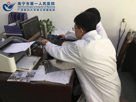 2.李先锋副教授讨论核实患者情况.jpg