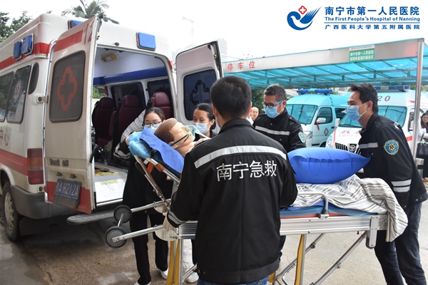 1.救护车接回病人.jpg