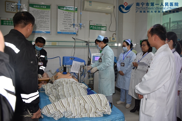 2.模拟抢救现场.jpg