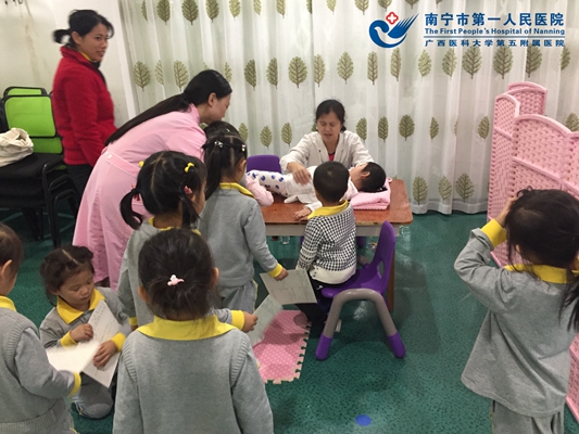 1.幼儿保健现场.jpg
