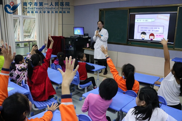 2.我院妇科刘一萍副主任医师授课.jpg