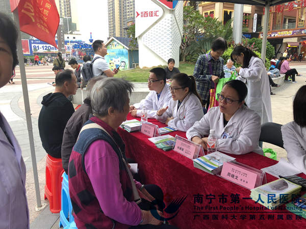 2018.11.14我院内分泌科林主任在给居民解答疑问_副本.jpg