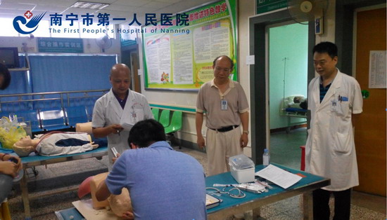 吴曙粤副院长检查“三基”技能操作考核情况.jpg