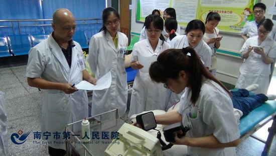 医院医务人员考核“三基”技能操作电除颤项目.jpg