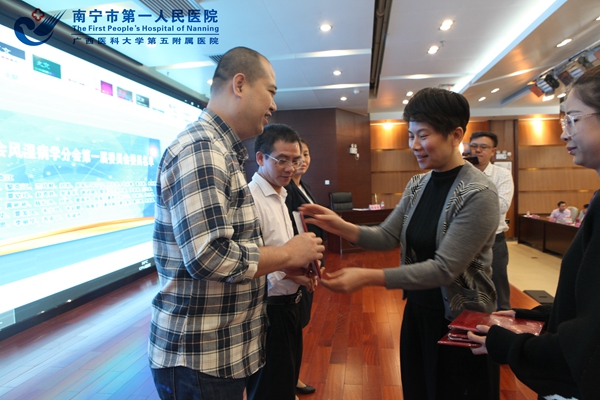 3.南宁市卫生计生委海静如副主任为主任委员、副主任委员颁发证书.jpg