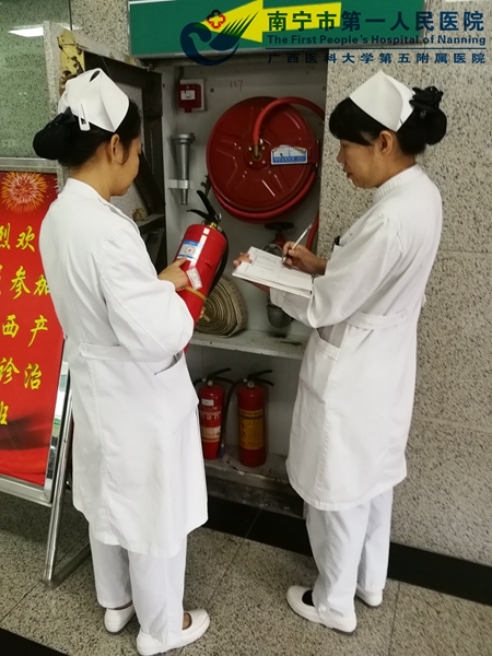 1.门诊护士进行消防巡查.jpg