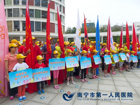 1.卫生计生系统代表队参加开幕式剪影.jpg