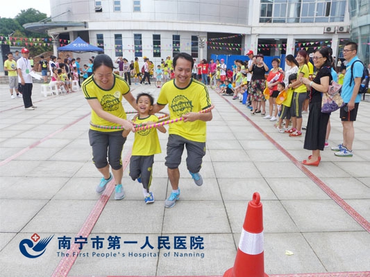 2.我院职工王德秀女士家庭代表队进行呼啦圈接力赛剪影.jpg