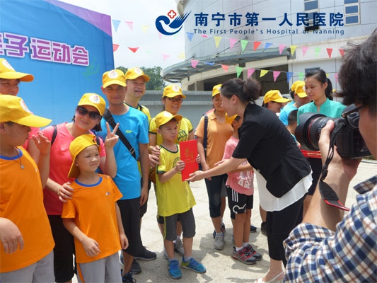 4.我院职工罗翠珍女士带领家人在比赛中取得优异成绩,受到市妇联领导嘉奖.jpg