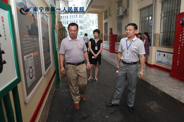 2、图为参观廉政文化长廊.JPG