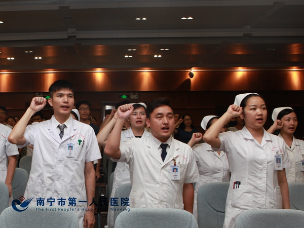 2.图为重温入团誓言.JPG