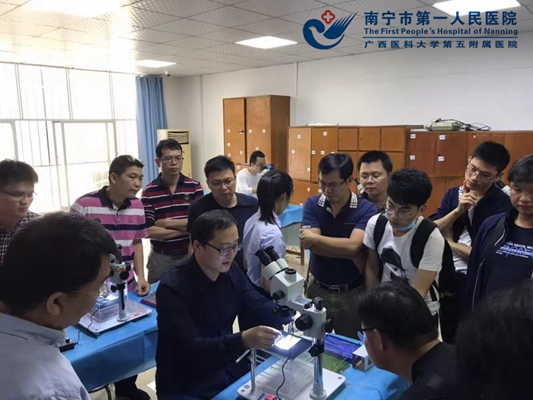 徐伟伟博士边操作边解说,学员们认真学习.jpg