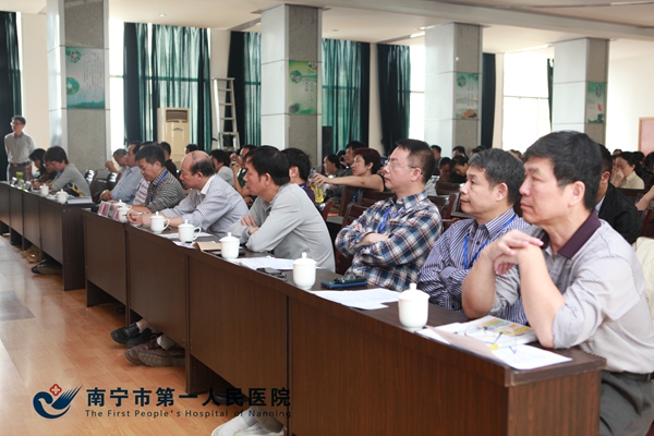 院领导认真聆听竞聘演讲.JPG