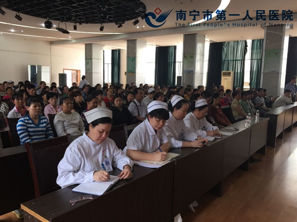 医院相关职能部门及各科室陪护人员两百余人参加.jpg