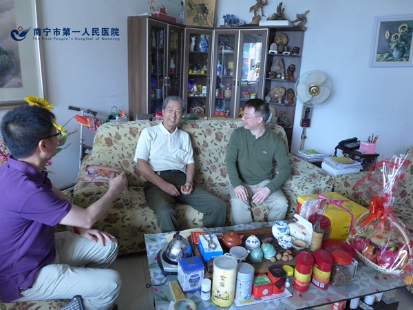 谢副院长亲切询问老人家的生活起居和身体健康状况.jpg
