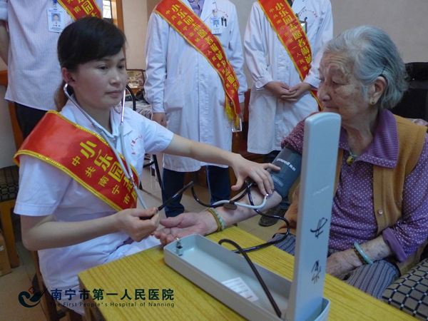 2.图为青年志愿者为百岁老人量血压.JPG