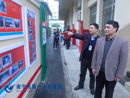 仇家兴副主任参观医院廉政文化长廊.JPG