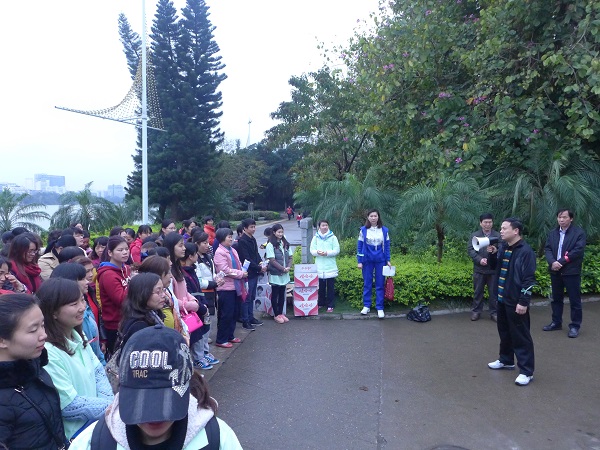 1.女职工集结南湖,蓄势待发.JPG