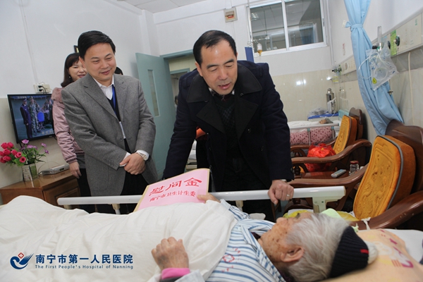 市卫生计生委副主任丁伟详细询问老人的生活起居,市一医院党委书记黎君君陪同慰问.jpg