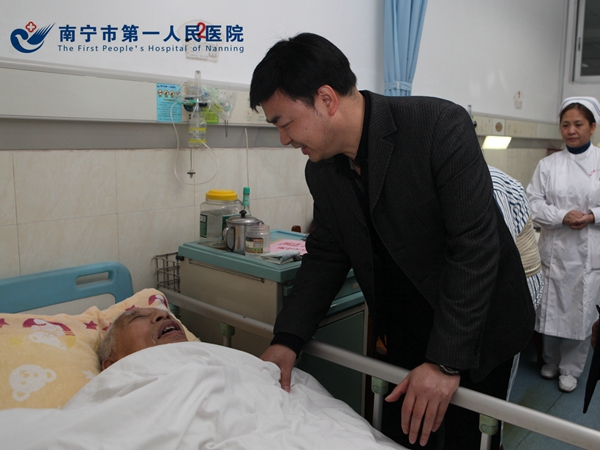 市卫生计生委人事科科长方晖询问老人身体状况.jpg