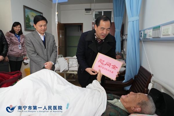 市卫生计生委副主任丁伟给老人递上慰问金,市一医院党委书记黎君君陪同慰问.jpg