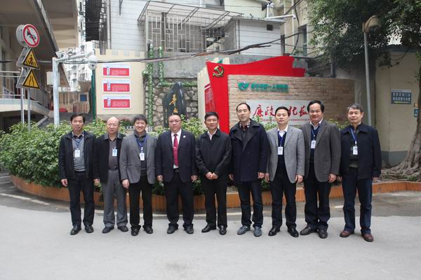 上级领导和院领导在廉政文化长廊前合影.JPG