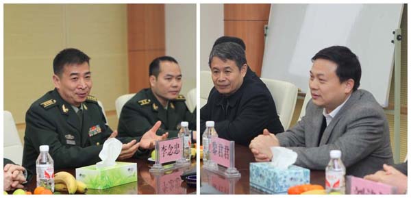 李念忠副师长与黎君君书记在座谈会上.jpg