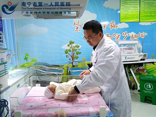 1.市一医院新生儿科主任王洲洪认真检查患者.jpg