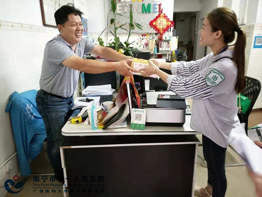 图2:工作人员为接受调查的居民发放小礼品.jpg