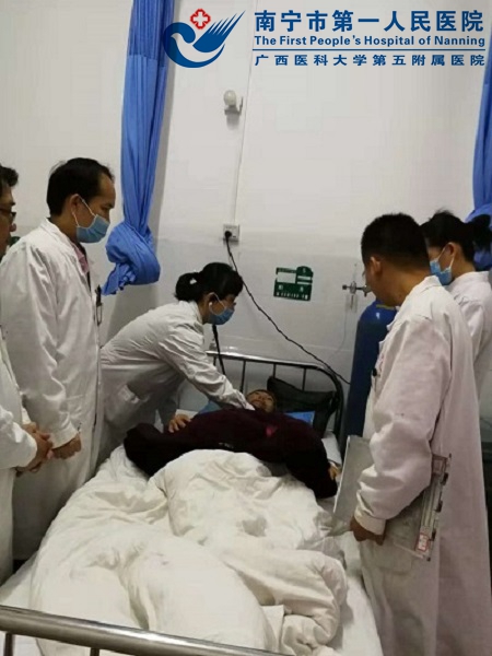 图2为邹欣妤医生正在为患者查体.jpg