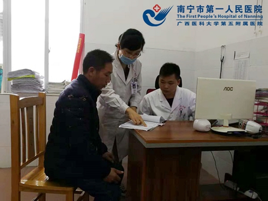 图3邹欣妤医生和值班医生向患者家属解释检查结果.jpg