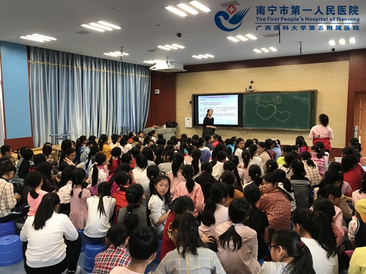 2.图为妇科刘一萍副主任医师给女学生授课现场.jpg