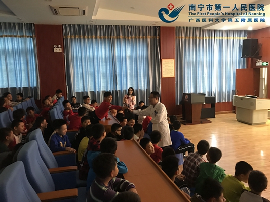 3.图为邓主任与男学生交流.jpg