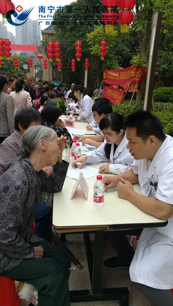 2.医生们解答居民的问题.jpg