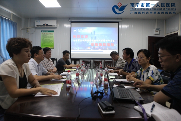 1.图为评审专家们听取现场汇报.jpg