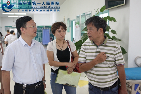 2.图为评审专家们进行现场评价.jpg