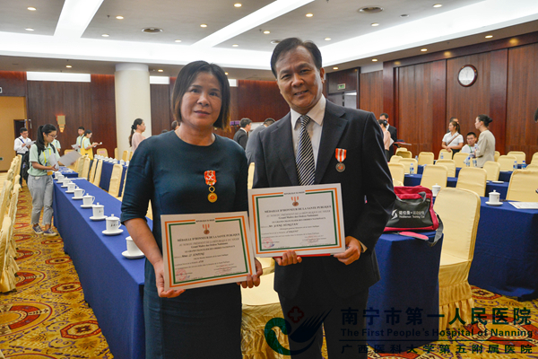 李新萍副调研员和杨洪范医生获得尼日尔共和国卫生荣誉勋章.jpg